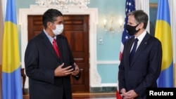 太平洋岛国帕劳的总统惠普斯(左)2021年8月4日在华盛顿会见美国国务卿布林肯(路透社)