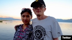 “非新闻”的创办人卢昱宇及其女友李婷玉(推特图片)