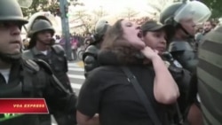 Người biểu tình phản đối khi đuốc Olympic được rước qua Rio Người biểu tình phản đối khi đuốc Olympic được rước qua Rio