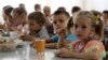 Anak-anak dari panti asuhan makan bersama di sebuah kamp di Zolotaya Kosa, pemukiman di Laut Azov, wilayah Rostov, Rusia barat daya (foto: ilustrasi). 
