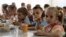 Anak-anak dari panti asuhan makan bersama di sebuah kamp di Zolotaya Kosa, pemukiman di Laut Azov, wilayah Rostov, Rusia barat daya (foto: ilustrasi). 