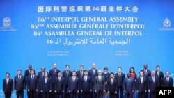 2017年9月26日在北京国家会议中心,在第86届国际刑警组织大会开幕式上,中国国家主席习近平、国际刑警组织主席孟宏伟和秘书长斯托克等人合影,第一排中还有中国高官栗战书、王沪宁、孟建柱、杨洁篪、王毅。