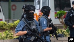 在香港西九龙裁判法院大楼外站岗的武装警察。(2024年11月20日)