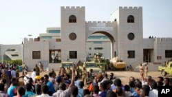 在苏丹国防部外,示威者聚集在一起,抗议军方宣布总统奥马尔·巴希尔将被军方领导的过渡委员会取代。(2019年4月12日)