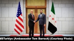 美国驻土耳其共和国大使兼叙利亚问题特别代表汤姆·巴拉克(左)在大马士革会见叙利亚总统艾哈迈德·沙拉。(照片来源:汤姆·巴拉克X帐号,2025年5月29日)