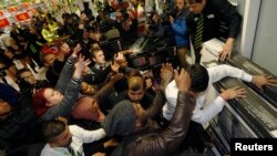 北伦敦温布利一家ASDA商店黑色星期五的抢购人潮。(2014年11月28日)