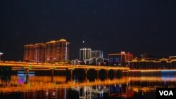 ជនជាតិជ្វីសកំពុងសម្រាកនៅជិតអាវុធរបស់ខ្លួននៅក្បែរ Western Wall ក្នុងថ្ងៃបុណ្យ Tisha B'Av ជាថ្ងៃអត់អាហារនិងស្ងប់ស្ងៀមនៅទីក្រុងចាស់ Jerusalem។