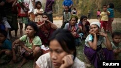 Người tỵ nạn sống sót sau khi nhà của họ ở trại tỵ nạn Ban Mae Surin gần Mae Hong Son bị đốt, 23/3/2013.