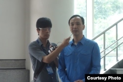 朱立伦会后和媒体说明(美国之音张佩芝摄)