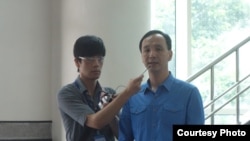 台湾新北市市长朱立伦(右)接受媒体采访(美国之音张佩芝拍摄)