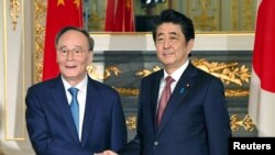 日本首相安倍晋三在东京会晤到访的中国国家副主席王岐山。(2019年10月23日)