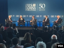 美国四位前财长参加美中关系全国委员会举办的美中经贸关系讨论会(美国之音方冰拍摄)