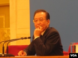 2012年3月14日,温家宝在北京举行的人大记者会上说:在我担任总理期间,确实谣诼不断......我将坚持“人言不足恤”的勇气,义无反顾地继续奋斗。(美国之音张楠拍摄)