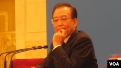 2012年3月14日,温家宝在北京举行的人大记者会上说:在我担任总理期间,确实谣诼不断......我将坚持“人言不足恤”的勇气,义无反顾地继续奋斗。(美国之音张楠拍摄)
