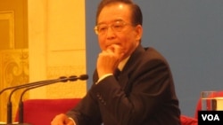 温家宝总理今春在北京人大记者会上说:在我担任总理期间,确实谣诼不断......我将坚持“人言不足恤”的勇气,义无反顾地继续奋斗。(美国之音张楠拍摄)