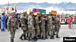 在印军特种边境部队藏人军官丹增尼玛(Tenzin Nyima)的葬礼上印度士兵抬着他的棺木。(2020年9月7日)