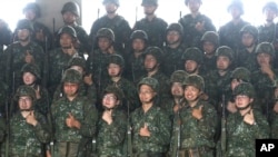 2023年5月11日,在台湾桃园,预备役军人在参加军事训练时拍照。(美联社图片)