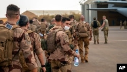 完成了四个月"新月沙丘行动"任务的法国军人登上美国空军C130运输机,离开位于马里加奥的军事基地。(2021年6月9日)