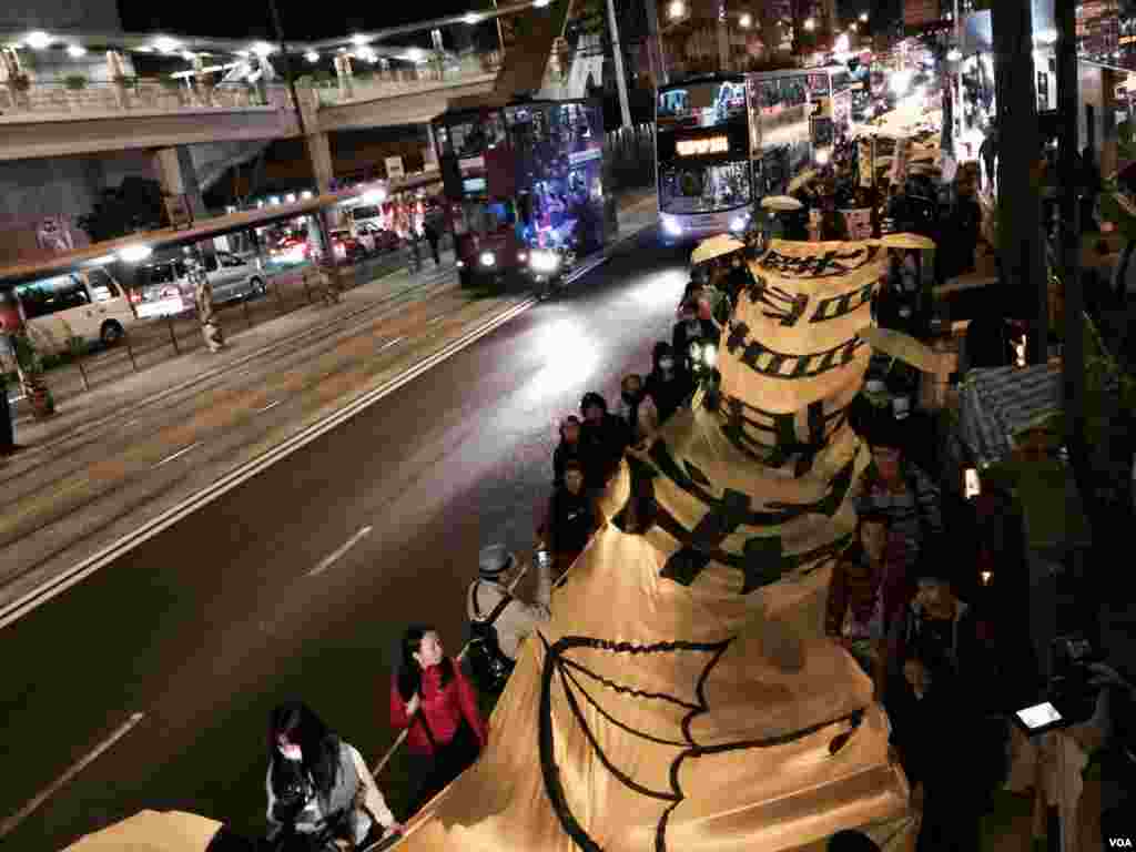 香港学生组织及泛民主派政党发起平安夜游行,延续雨伞运动精神,争取真普选