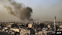 资料照片：2024年3月27日，在以色列与巴勒斯坦激进组织哈马斯之间持续不断的冲突中，加沙地带南部拉法的建筑物上空浓烟滚滚。（法新社照片）