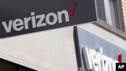 资料照片:俄勒冈波特兰一家威瑞森零售门店外的公司标识。(2024年5月14日)