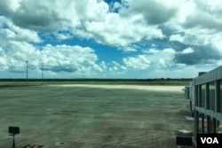 马特拉·拉贾帕克萨国际机场空荡荡的停机坪。(美国之音朱诺拍摄,2017年1月28日)