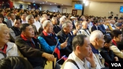 在台北参加“抗战胜利暨台湾光复72周年纪念大会”的民众(2017年10月25日,美国之音记者 张佩芝摄)