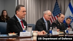 2025年7月18日,以色列国防部长伊斯雷尔·卡茨(左一)在五角大楼与美国国防部长皮特·海格塞斯举行双边交流。