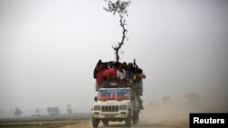 Cảnh một chiếc xe chở quá tải ở Nepal, thiếu điều kiện an toàn