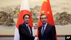 2016年4月30日中国外长王毅在北京钓鱼台会见了日本外相岸田文雄(左)。