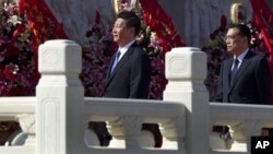 2012年10月1日习近平和李克强(右)参加国庆典礼走过人民英雄纪念碑