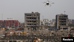 天津滨海新区发生大爆炸后,一架武警无人机在爆炸现场上空盘旋。