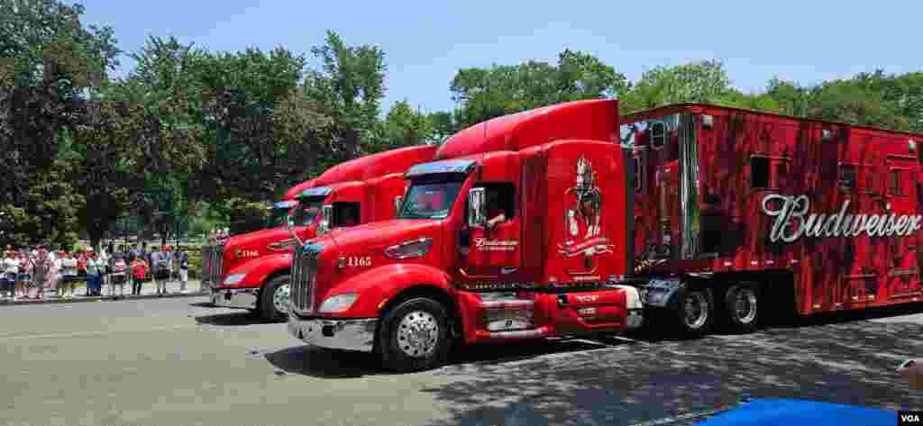 华盛顿独立日庆祝游行街头即景。(2025年7月4日)