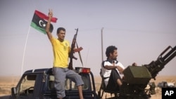 一名反卡扎菲武装人员9月4日打出胜利的手势