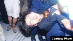 学民思潮召集人黄之锋被胡椒喷雾喷中倒地,被警员铐手铐拾走(张洁平微信图片 2014年9月27日)