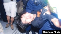 学民思潮召集人黄之锋被胡椒喷雾喷中倒地,被警员铐手铐拾走(张洁平微信图片)