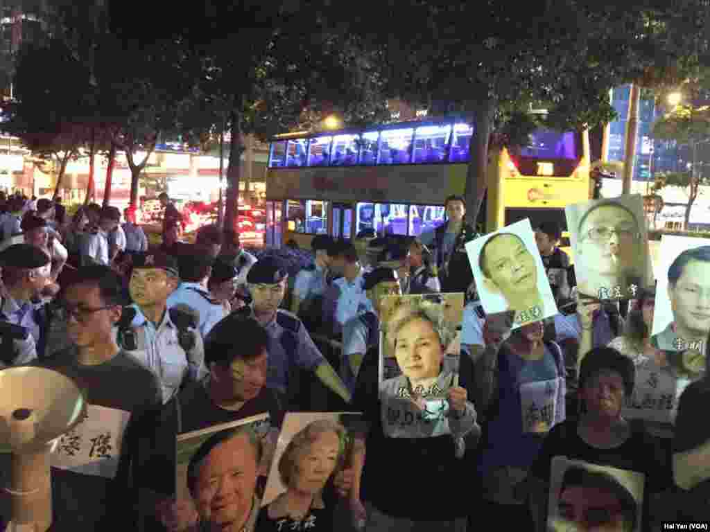 香港多个团体举行示威 呼吁习近平立即释放身诺贝尔和平奖得主刘晓波(美国之音海彦拍摄)