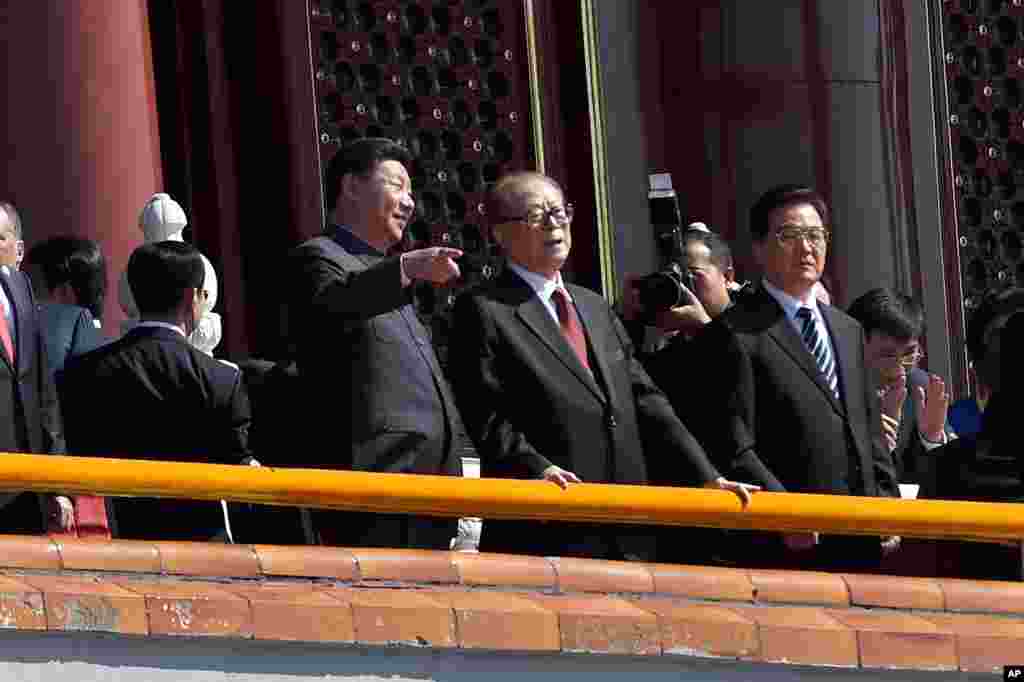 在“纪念中国人民抗日战争暨世界反法西斯战争胜利70周年”阅兵时,中国主席习近平和前主席江泽民交谈。胡锦涛在旁边(2015年9月3日)。不久前江泽民两次被中国官媒提到,是在为去世高官钱其琛和布赫送花圈者的名单中。在这之前,在2017年春节前夕“习近平等党和国家领导人分别看望或委托有关方面负责同志看望”的许多人里,江泽民名列第一位。但这都是“只见名字不见人”。