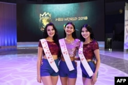 哈萨克斯坦小姐Yekaterina Dvoretskaya,俄罗斯小姐Natalya Stroeva(右),中国小姐毛培蕊在中国海南岛三亚参加第68届世界小姐大赛决赛前排练(2018年12月7日)。