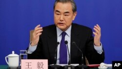 中国外长王毅在北京召开的全国人大记者会上讲话。(2018年3月8日)