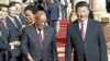 Presiden Afrika Selatan Jacob Zuma (kiri) menyambut tamunya Presiden China Xi Jinping di Pretoria, Rabu (2/12).