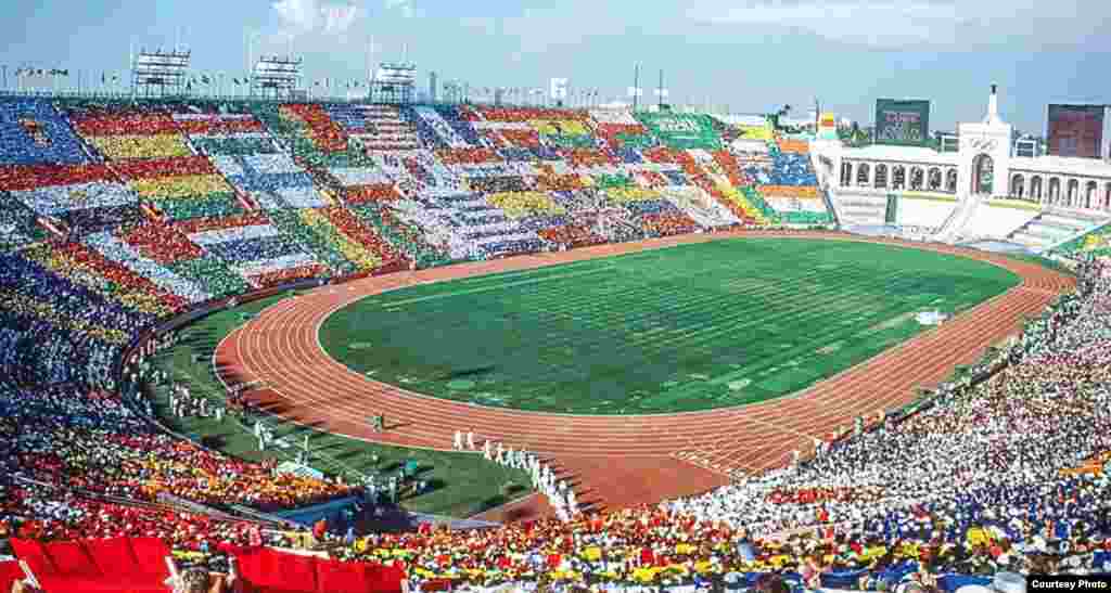 1984年奥林匹克运动会在洛杉矶纪念体育场开幕(洛杉矶市长贾西提脸书网页照片)。洛杉矶争取主办2024年奥运会。2017年6月9日,国际奥委会理事会建议今年宣布两届夏奥会的主办城市,这意味着洛杉矶和巴黎将分别主办2024和2028年的奥运会。