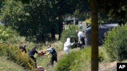 Các nhân viên cảnh sát điều tra bên ngoài nhà máy có trụ sở ở Mỹ, nơi xảy ra vụ tấn công ở Lyon, hôm 26/6.