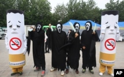韩国首尔的活动人士装扮成香烟和死神,以活报剧来纪念世界无烟日。2012年5月31日