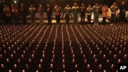 2011年12月12日在南京大屠杀74周年之际,中国小学生在南京大屠杀纪念馆前点燃蜡烛