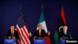 利比亚总理法伊兹·萨拉杰(左)美国国务卿克里和意大利外长(右)在维也纳的记者会上(2016年5月16日)