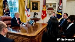 2019年4月13日美国总统特朗普在椭圆形办公室会见推特首席执行官杰克·多尔西（特朗普推特图片）。