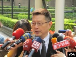 王卓钧接受媒体采访 (美国之音张永泰拍摄)