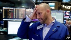 美国纽约证券交易所的一名交易员星期五在工作 (2016年6月24日)