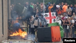 反移民抗议活动继续在英国各地上演,罗瑟勒姆的示威者在反移民抗议活动中扔垃圾桶。(2024年8月4日)